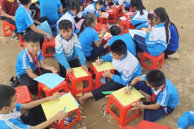 Trường Th Lê Quý Đôn tổ chức hoạt động Trải nghiệm chủ đề ”Chào mừng ngày Quốc tế phụ nữ 8/3”Hằng năm cứ đến ngày Quốc tế phụ nữ 8/3, mỗi người lại có một cách riêng để gửi đến những người phụ nữ thân yêu, những người bà, người mẹ, người chị và cô giáo những điều tốt đẹp nhất. Ngày 8/3 năm nay các bạn học sinh trường tiểu học Lê Quý Đôn lại được tham gia làm thiệp chúc mừng ngày 8/3. Món quà đơn giản nhưng lại vô cùng ý nghĩa để tặng bà, tặng mẹ và tặng cô.     Hoạt động đã giúp các em phát huy ý tưởng sáng tạo của mình, thể hiện lòng kính yêu với các bà, các mẹ và cô giáo….Hoạt động còn tạo cho các em tinh thần tập thể, đoàn kết cũng như sự khéo léo của đôi bàn tay. Những món quà 8/3 ý nghĩa được các em bí mật tự tay làm có thể  chưa được  hoàn hảo nhưng đó là tất cả những tình cảm, tình yêu thương và trân trọng của các con gủi đến bà mẹ và cô giáo.     Dưới dây là một số hình ảnh của buổi trải nghiệm “Làm bưu thiếp tặng mẹ, và cô”: