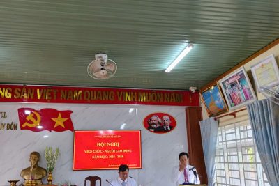 🏫 HỘI NGHỊ CÁN BỘ, VIÊN CHỨC VÀ NGƯỜI LAO ĐỘNG NĂM HỌC 2025 – 2026 TRƯỜNG TIỂU HỌC LÊ QUÝ ĐÔN 🏫  Thực hiện hướng dẫn của Phòng Giáo dục và Đào tạo, trường Tiểu học Lê Quý Đôn long trọng tổ chức Hội nghị Cán bộ, Viên chức và Người lao động năm học 2025 – 2026. Đây là dịp quan trọng để tập thể nhà trường cùng nhìn lại kết quả thực hiện nhiệm vụ năm học 2024 – 2025, đồng thời đề ra phương hướng, mục tiêu, giải pháp cho năm học mới.  Tham dự hội nghị có sự hiện diện của Ban giám hiệu nhà trường, toàn thể cán bộ, giáo viên, nhân viên, cùng đại diện lãnh đạo địa phương và Ban đại diện cha mẹ học sinh.  Tại hội nghị, các đại biểu đã được nghe báo cáo kết quả thực hiện nhiệm vụ năm học trước, báo cáo tài chính,  cũng như đề xuất, thảo luận các giải pháp nâng cao chất lượng giáo dục, chăm lo đời sống cho cán bộ, giáo viên, nhân viên. Phát biểu chỉ đạo tại hội nghị, Ban giám hiệu nhà trường ghi nhận và biểu dương tinh thần trách nhiệm, sự nỗ lực của tập thể sư phạm trong năm học vừa qua; đồng thời kêu gọi toàn thể cán bộ, giáo viên, nhân viên tiếp tục phát huy truyền thống đoàn kết, sáng tạo, tích cực đổi mới phương pháp dạy học, xây dựng môi trường giáo dục thân thiện, chất lượng, vì học sinh thân yêu.  🌺 Hội nghị khép lại trong không khí dân chủ, đoàn kết và quyết tâm cao. Tin tưởng rằng, với sự đồng lòng của tập thể cán bộ, viên chức và người lao động, trường Tiểu học Lê Quý Đôn sẽ gặt hái thêm nhiều thành công trong năm học mới.