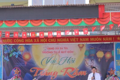 🎉 NGÀY HỘI TRĂNG RẰM “VUI TẾT TRUNG THU NĂM 2025” TẠI TRƯỜNG TIỂU HỌC LÊ QUÝ ĐÔN 🎉  Sáng ngày 06/10/2025, trường Tiểu học Lê Quý Đôn đã tưng bừng tổ chức Ngày hội trăng rằm “Vui Tết Trung thu năm 2025” dành cho toàn thể học sinh của trường. Đây là hoạt động ý nghĩa, mang đến cho các em một mùa Trung thu trọn vẹn, ấm áp và đầy niềm vui.  Mở đầu chương trình là những tiết mục văn nghệ đặc sắc do các khối lớp biểu diễn, với những bài hát và điệu múa vui tươi, rộn ràng, tái hiện không khí rực rỡ sắc màu của đêm trăng rằm. Tiếp đó, các em học sinh hào hứng được giao lưu cùng đoàn múa lân, chú Cuội và chị Hằng, nhận những phần bánh kẹo ngọt ngào, tạo nên bầu không khí sôi nổi, tràn ngập tiếng cười.  Tại các lớp học, dưới sự hướng dẫn của giáo viên chủ nhiệm, các em cùng nhau sáng tạo trang trí mâm cỗ Trung thu với đủ sắc màu và ý tưởng độc đáo. Nhà trường cũng chuẩn bị mâm cỗ lớn, bánh kẹo và đèn lồng để các em cùng nhau “phá cỗ” trong không khí đầm ấm, thân tình bên bạn bè và thầy cô.  Không chỉ là dịp để vui chơi, Ngày hội trăng rằm năm nay còn thắp sáng tinh thần sẻ chia. Ban giám hiệu nhà trường xin gửi lời cảm ơn chân thành đến các nhà hảo tâm, doanh nghiệp và Ban đại diện cha mẹ học sinh đã đồng hành, trao tặng 50 suất quà Trung thu cho các em học sinh có hoàn cảnh khó khăn, giúp các em đón một mùa trăng thật ý nghĩa và trọn vẹn yêu thương.  🌕✨ Những nụ cười rạng rỡ, những chiếc đèn lồng lung linh và tiếng cười giòn tan của các em học sinh đã làm nên một đêm Trung thu 2025 đáng nhớ tại trường Tiểu học Lê Quý Đôn.  🎊 Một số hình ảnh tại Ngày hội “Vui Tết Trung thu năm 2025” 🎊