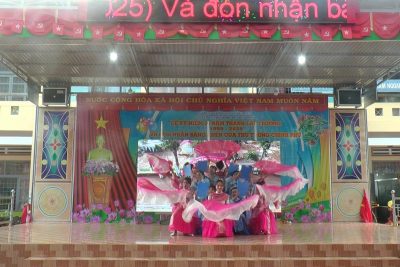 Kính gửi: Quý thầy cô Cán bộ quản lí, giáo viên, nhân viên đã và đang công tác tại trường tiểu học Lê Quý Đôn. Các thế hệ học sinh đã và đang học tập tại trường tiểu học Lê Quý Đôn. Quý phụ huynh, quý cơ quan, doanh nghiệp, các tổ chức đoàn thể và các cá nhân đã và đang quan tâm đến sự nghiệp giáo dục của nhà trường. Kính thưa quý vị! Xin trân trọng cảm ơn! Ea Tul, ngày 15 tháng 11 năm 2025 HIỆU TRƯỞNG Đỗ Khánh Hoàn Trong không khí trang trọng, ấm áp và tràn đầy cảm xúc của buổi Lễ kỷ niệm 30 năm thành lập Trường Tiểu học Lê Quý Đôn (1995 – 2025), tập thể cán bộ, giáo viên, nhân viên và học sinh nhà trường vô cùng vinh dự, tự hào và xúc động khi được đón tiếp sự hiện diện của quý vị đại biểu, quý Lãnh đạo các cấp; quý vị khách quý, quý Cha mẹ học sinh, các thế hệ thầy cô; cán bộ, viên chức, các thế hệ học sinh và học sinh toàn trường đã về tham dự buổi lễ ngày hôm nay. Nhờ có sự quan tâm, chỉ đạo của các cấp lãnh đạo, sự đồng hành, hỗ trợ quý báu của các đơn vị, tổ chức, doanh nghiệp và các nhà hảo tâm, buổi lễ đã diễn ra thành công tốt đẹp, để lại nhiều ấn tượng sâu sắc và cảm xúc dạt dào trong lòng mỗi người tham dự. Nhà trường vô cùng biết ơn những tình cảm chân thành, những lẵng hoa tươi thắm, những phần quà và sự tài trợ quý báu mà quý vị đã dành tặng. Chính những nghĩa cử cao đẹp ấy đã góp phần làm nên một ngày hội đầy ý nghĩa, đánh dấu cột mốc quan trọng trong hành trình 30 năm xây dựng và trưởng thành của ngôi trường mang tên nhà bác học Lê Quý Đôn. Thay mặt tập thể cán bộ, giáo viên, nhân viên và học sinh Trường Tiểu học Lê Quý Đôn, tôi xin gửi tới quý vị đại biểu, quý cơ quan, doanh nghiệp, đơn vị, các nhà tài trợ, mạnh thường quân và toàn thể phụ huynh học sinh lời tri ân sâu sắc và lời cảm ơn chân thành nhất. Thành công của buổi lễ hôm nay chính là động lực để chúng tôi tiếp tục phấn đấu, đổi mới, nâng cao chất lượng giáo dục, giữ vững và phát huy truyền thống tốt đẹp của nhà trường trong chặng đường phát triển sắp tới. Một lần nữa, xin trân trọng cảm ơn và kính chúc quý vị sức khỏe, hạnh phúc và thành công. Chúc cho sự hợp tác, gắn bó giữa quý vị và nhà trường ngày càng bền chặt, cùng chung tay vì sự nghiệp “trồng người” cao quý.