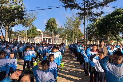 CHƯƠNG TRÌNH “XUÂN GẮN KẾT – TẾT YÊU THƯƠNG” TỪ HOẠT ĐỘNG GÓI BÁNH CHƯNG  Trong không khí rộn ràng chào đón Tết Nguyên đán, Trường Tiểu học Lê Quý Đôn đã tổ chức chương trình “Xuân gắn kết – Tết yêu thương” với hoạt động trọng tâm là gói bánh chưng, mang đến một trải nghiệm ý nghĩa và giàu tính giáo dục cho học sinh.  Hoạt động gói bánh chưng không chỉ giúp các em hiểu hơn về nét đẹp truyền thống của dân tộc mà còn là dịp để thầy cô, học sinh và phụ huynh cùng chung tay, sẻ chia. Dưới sự hướng dẫn tận tình của giáo viên và phụ huynh, các em học sinh đã tự tay lựa chọn lá dong, vo gạo, đong đỗ, gói từng chiếc bánh với tất cả sự háo hức và niềm vui.  Không khí chương trình diễn ra sôi nổi, ấm áp, tràn ngập tiếng cười. Những chiếc bánh chưng vuông vức, tuy còn vụng về nhưng chứa đựng tình cảm chân thành của các em. Sau khi hoàn thành, toàn bộ số bánh sẽ được trao tặng đến các em học sinh có hoàn cảnh khó khăn, góp phần mang đến một cái Tết đủ đầy, ấm áp hơn.  Thông qua hoạt động ý nghĩa này, nhà trường không chỉ giáo dục học sinh về truyền thống văn hóa dân tộc mà còn bồi dưỡng tinh thần đoàn kết, lòng nhân ái và ý thức sẻ chia trong cộng đồng.  Chương trình “Xuân gắn kết – Tết yêu thương” thực sự là cầu nối yêu thương, lan tỏa những giá trị tốt đẹp, góp phần xây dựng môi trường giáo dục thân thiện, nhân văn.